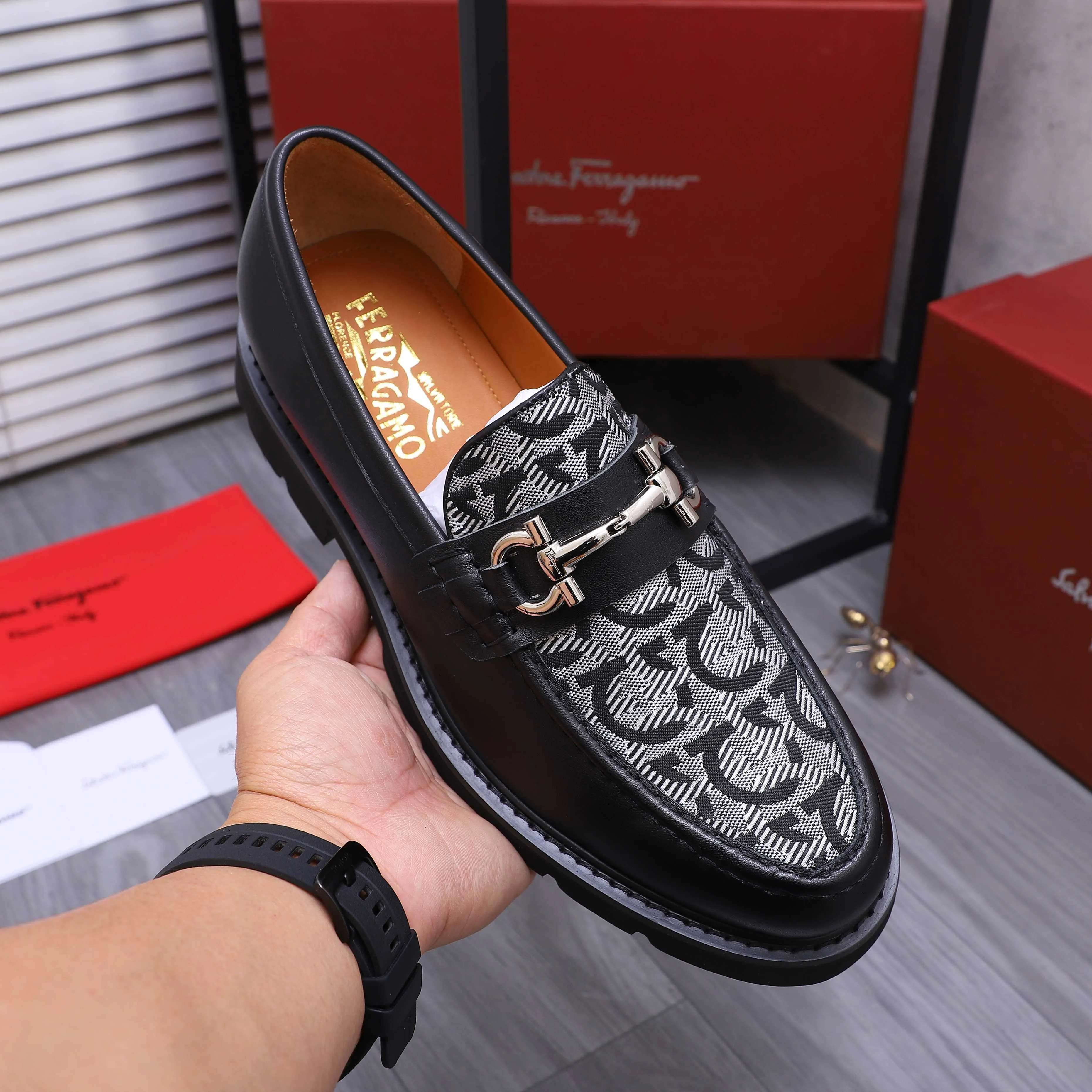 Men's shoes 💰680 Product trademark: Ferragamo " Ferragamo ] Business slip-on leather shoes Regular size: 39-44 (45 is custom-made and non-returnable) Product materials: Selected cowhide stitching woven upper, cowhide lining, original outsole